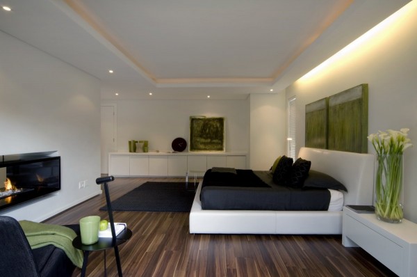 Modern Bedroom at Mosi House Remodel by Nico van der Meulen