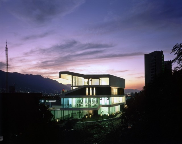 Smooth Building by Jorge Hernandez de la Garza Architects
